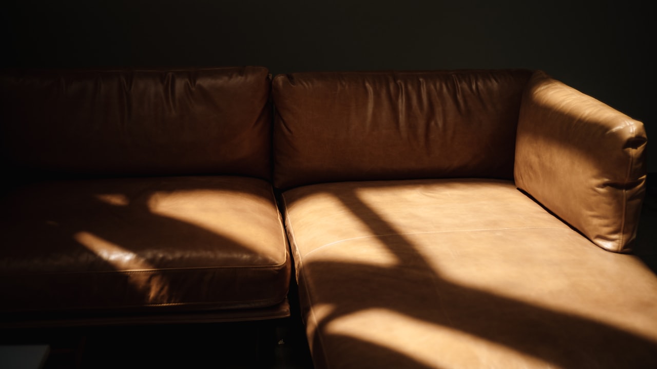 Massgefertigtes Ledersofa in warmem Abendlicht